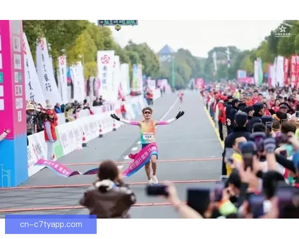 两小时六旬跑者全马刷新世绩